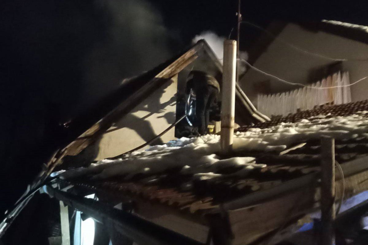 Banjalučki vatrogasci gasili požar na kući i spasavali mačku